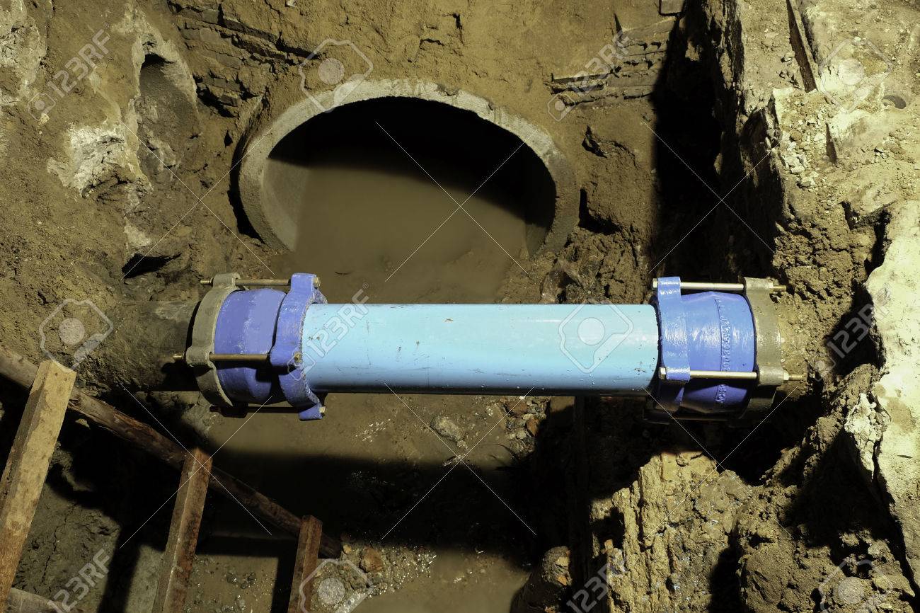 Как правильно соединить пластиковую трубу с чугунной канализацией?