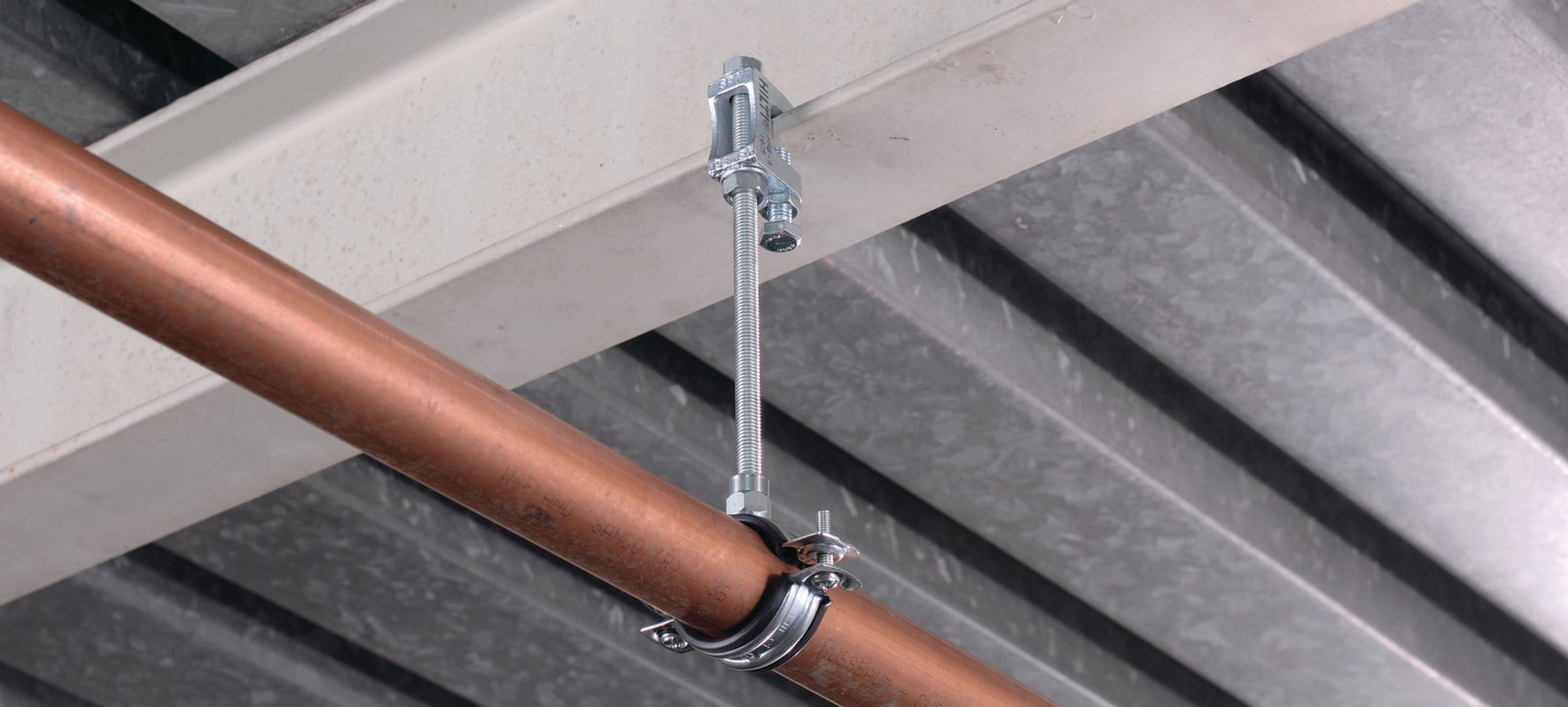 Как правильно закрепить канализационную трубу к стене - виды крепежей и способы монтажа