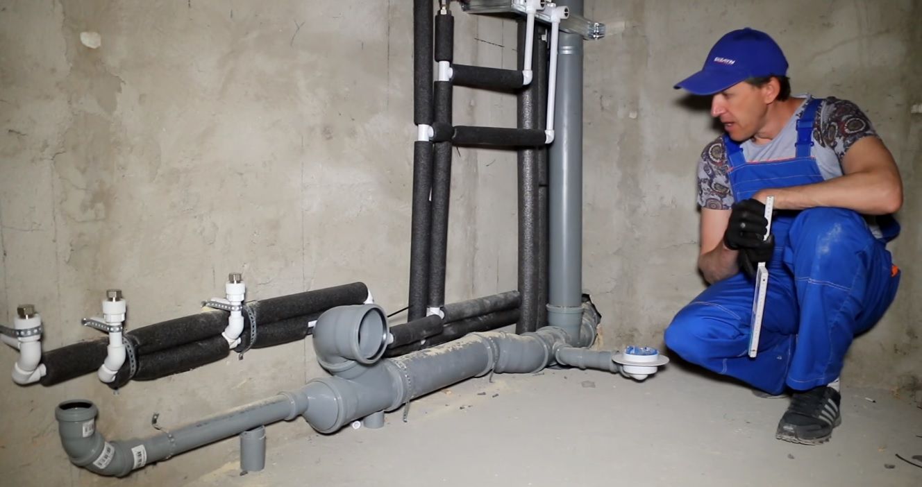 Как правильно закрепить канализационную трубу к стене - виды крепежей и способы монтажа