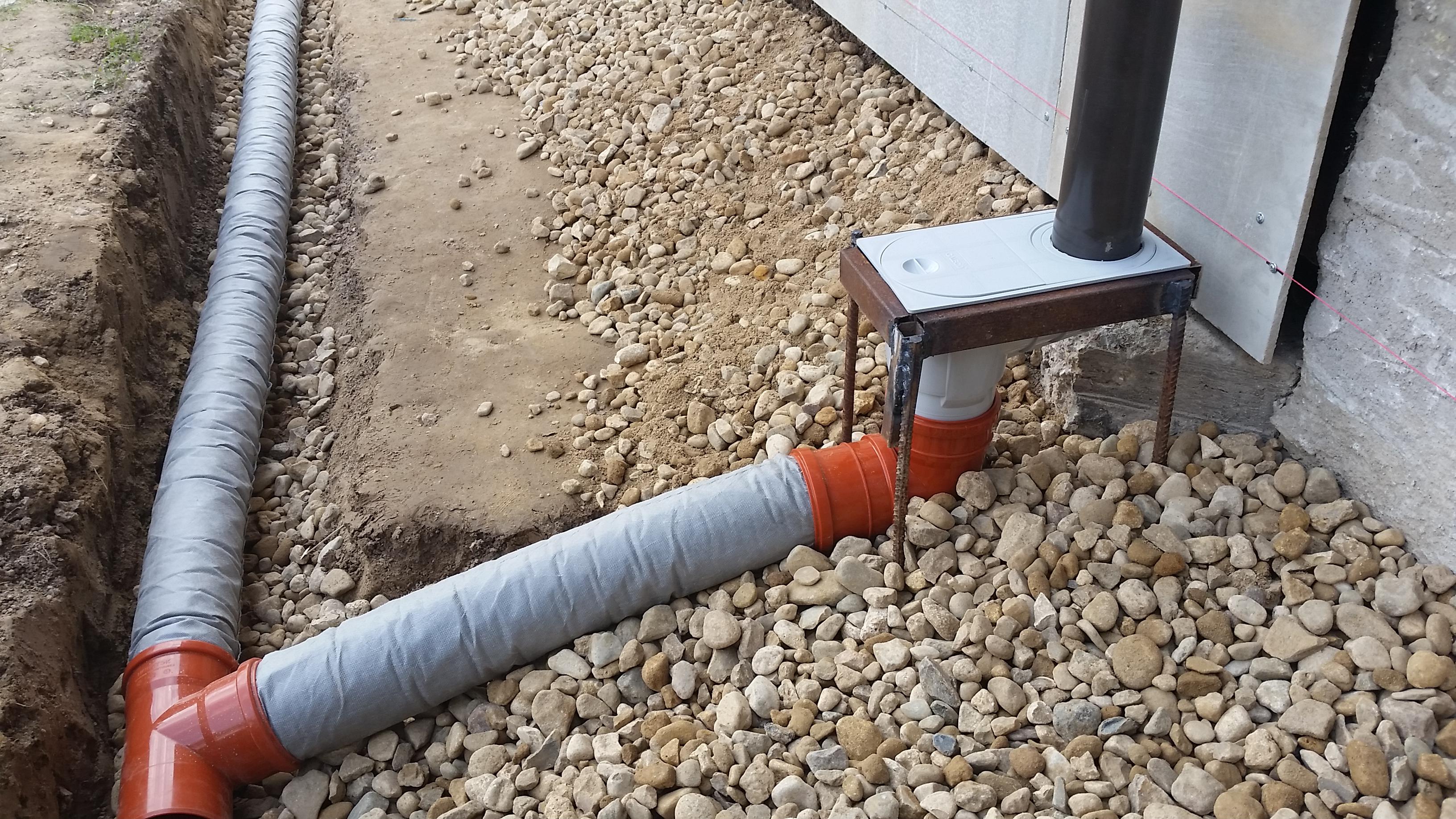 Как сделать систему водостока на своем участке из канализационных труб