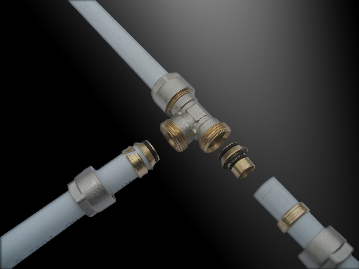 Монтаж трубопровода с помощью цанговых креплений (фитингов)