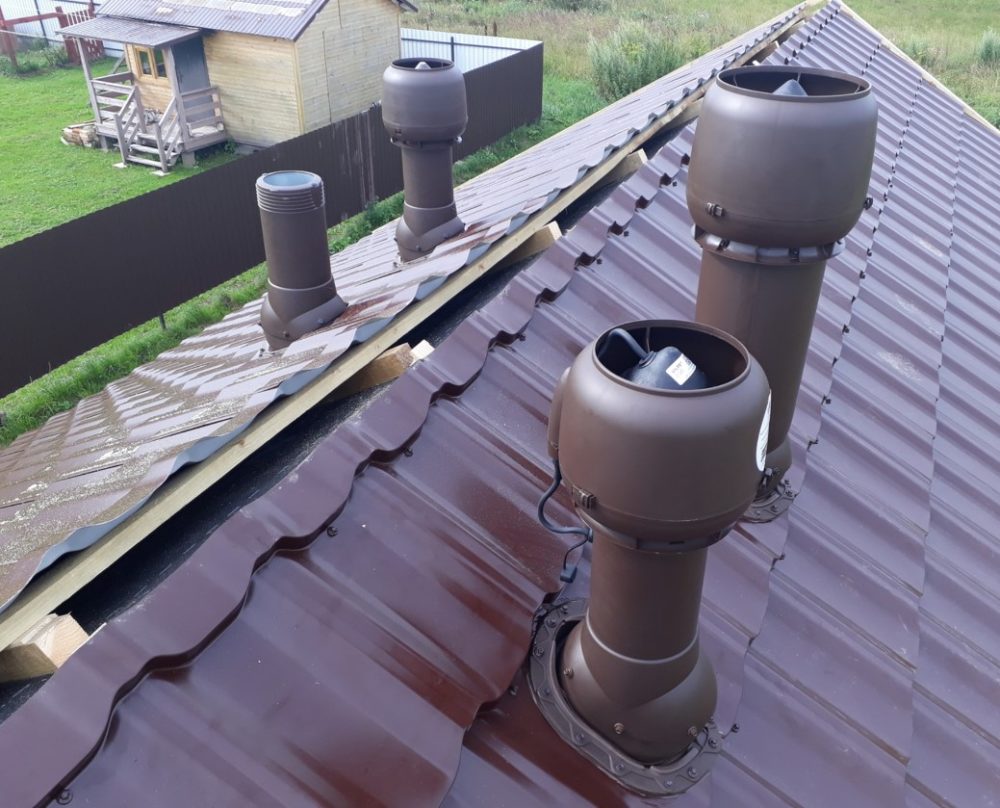 Особенности и монтаж вентиляционного выхода трубы на крышу своими руками
