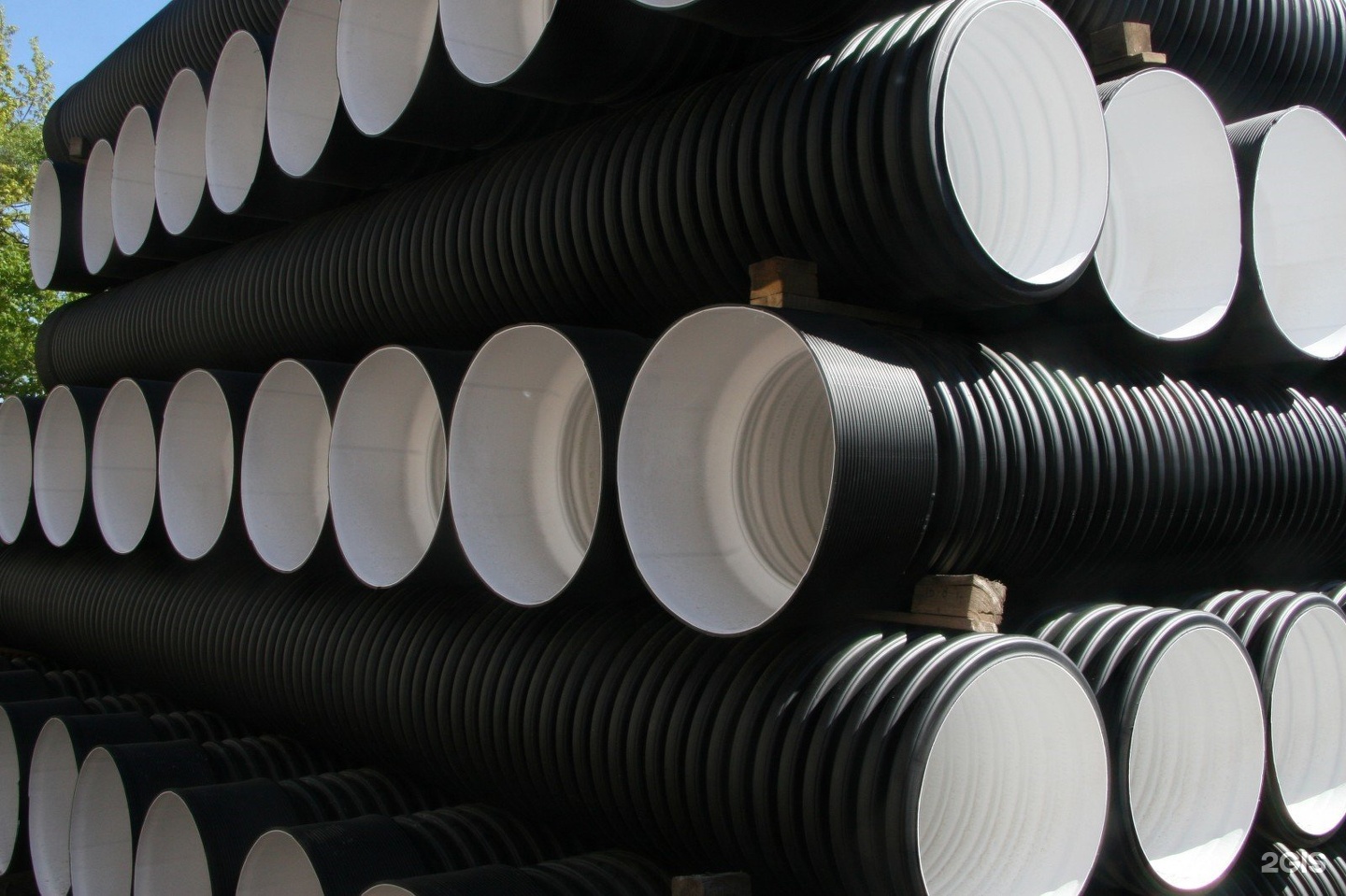 Пластиковые гофрированные трубы для прокладки электросетей и канализационных систем