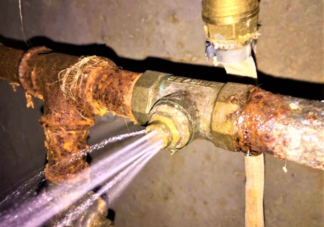 Как заделать cвищ на трубе: отопления или водопровода, различные способы ремонта